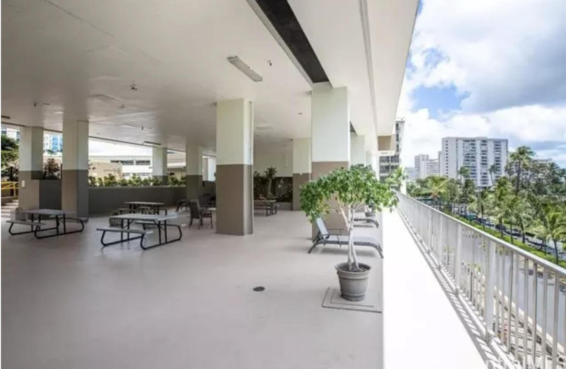 Gem Of Waikiki At Inn On The Park Гонолулу Экстерьер фото